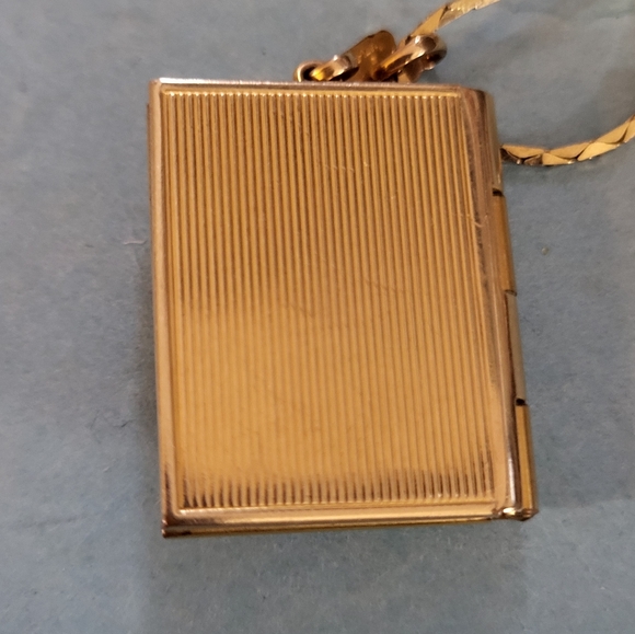 Vintage Goldtone Cameo Locket Jewelry Set #905 - Picture 5 of 5